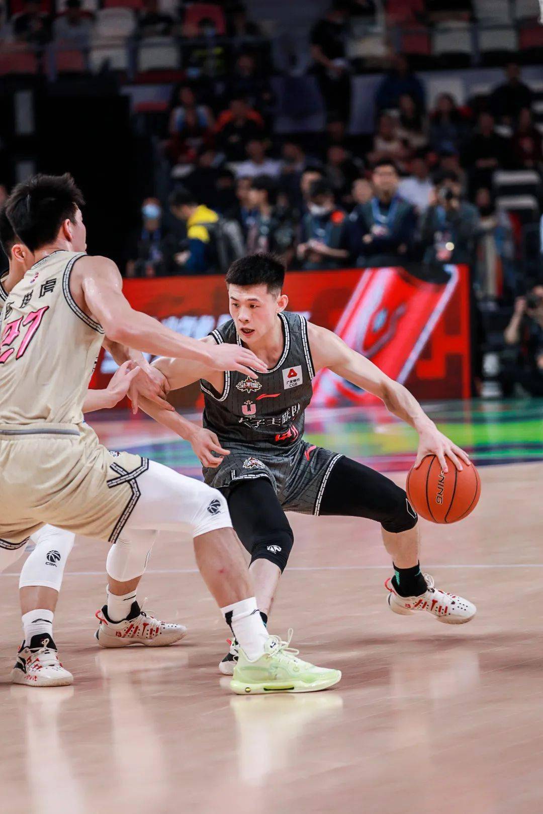 赛地聚焦：CBA季后赛冲刺阶段热度飙升，上海久事强势反弹，震撼外界，年轻球员得到机会的简单介绍