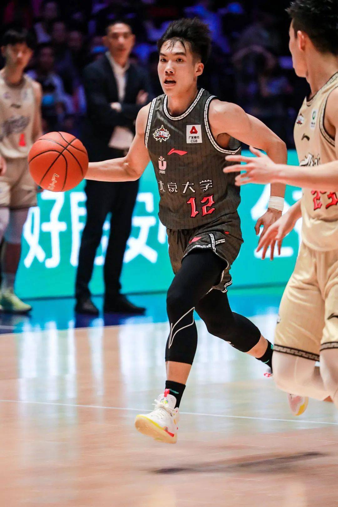 赛地聚焦：CBA季后赛冲刺阶段热度飙升，上海久事强势反弹，震撼外界，年轻球员得到机会的简单介绍